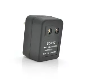 Перетворювач напруги трансформаторний 50W Input 110 V / Output 220V, + універсальна розетка + перехідник Перетворювач напруги трансформаторний 50W Input 110 V / Output 220V, + універсальна розетка + перехідник